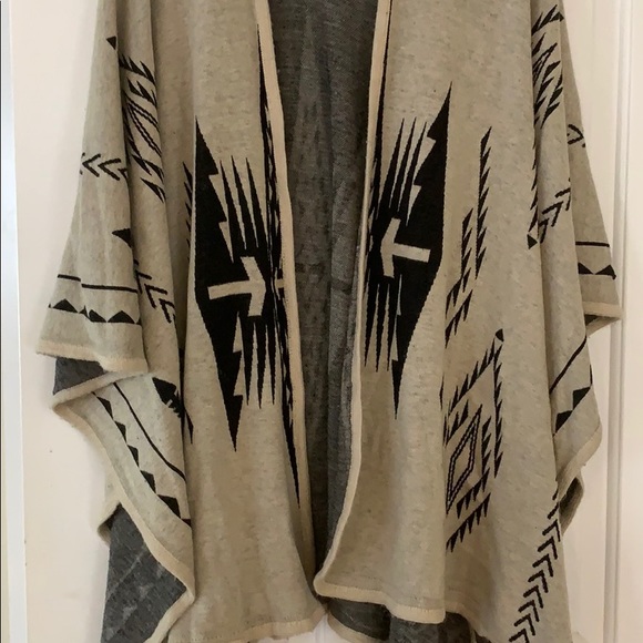 Aztec patterned shawl - Picture 2 of 3